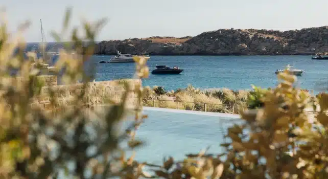 Fouquet&rsquo;s Mykonos : Une première adresse grecque dévoilée sur la plage de Paraga