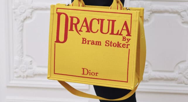 Dior déclinerait l&rsquo;iconique Book Tote littéraire en mini-jeux