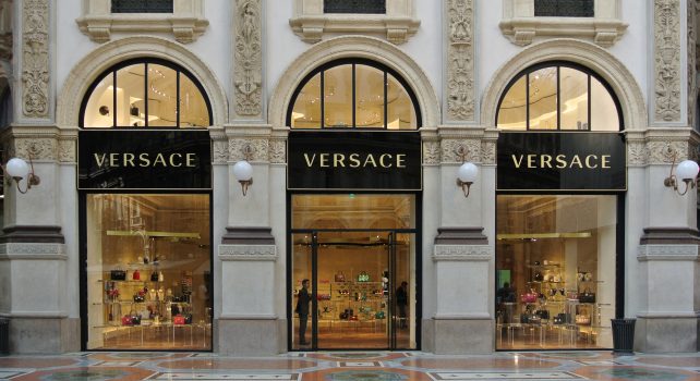 Versace : Jonathan Akeroyd nommé PDG