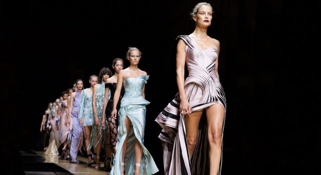 Atelier Versace : La maison ne défilera plus durant la semaine de la Haute Couture