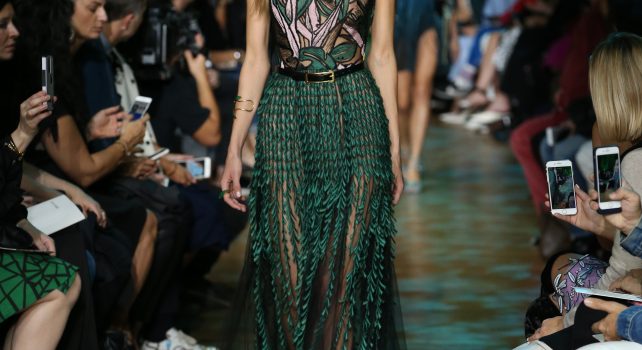Elie Saab Prêt-à-Porter Printemps-Été 2018 : L’amazone à l’honneur