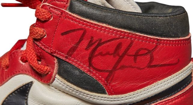 Sotheby&rsquo;s Nike Air Jordan : Une paire signée par Michael Jordan vendue 560.000 dollars