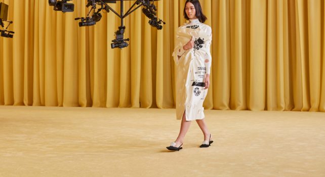 Prada Printemps-Été 2021 : Le premier défilé de la maison sous la direction de Raf Simons
