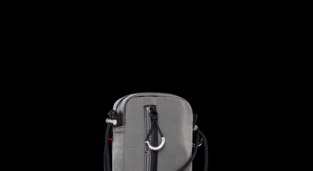 Moncler Extreme Phone Case : Une sacoche de protection luxueuse et incassable