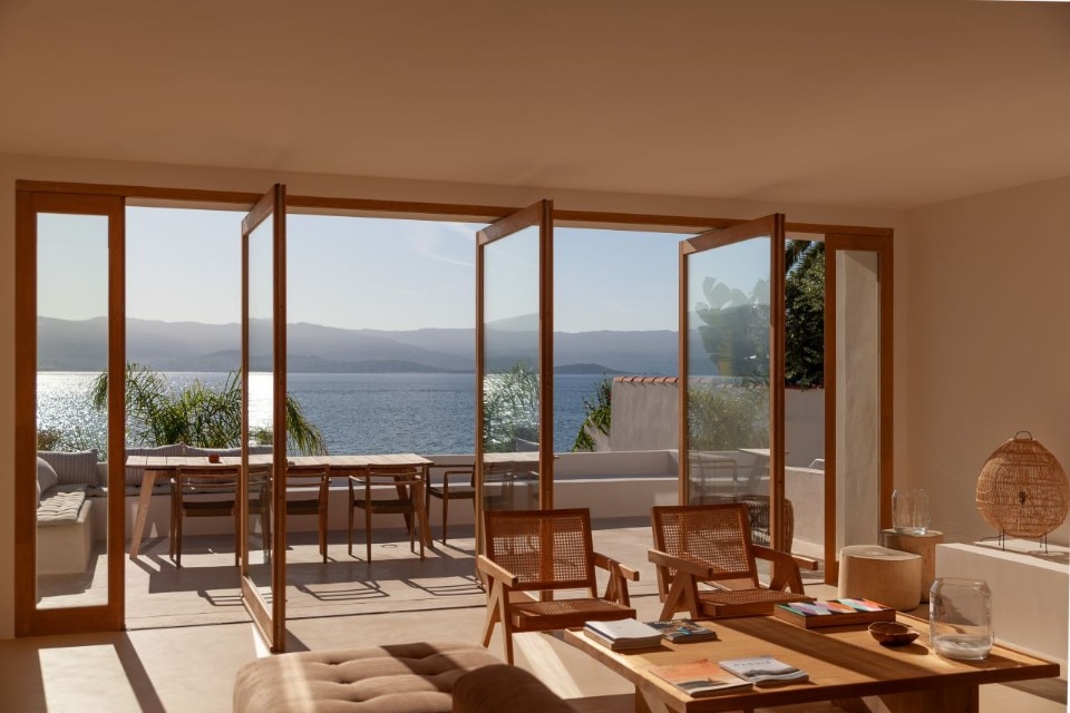 Le salon donnant une splendide vue sur la Méditerranée