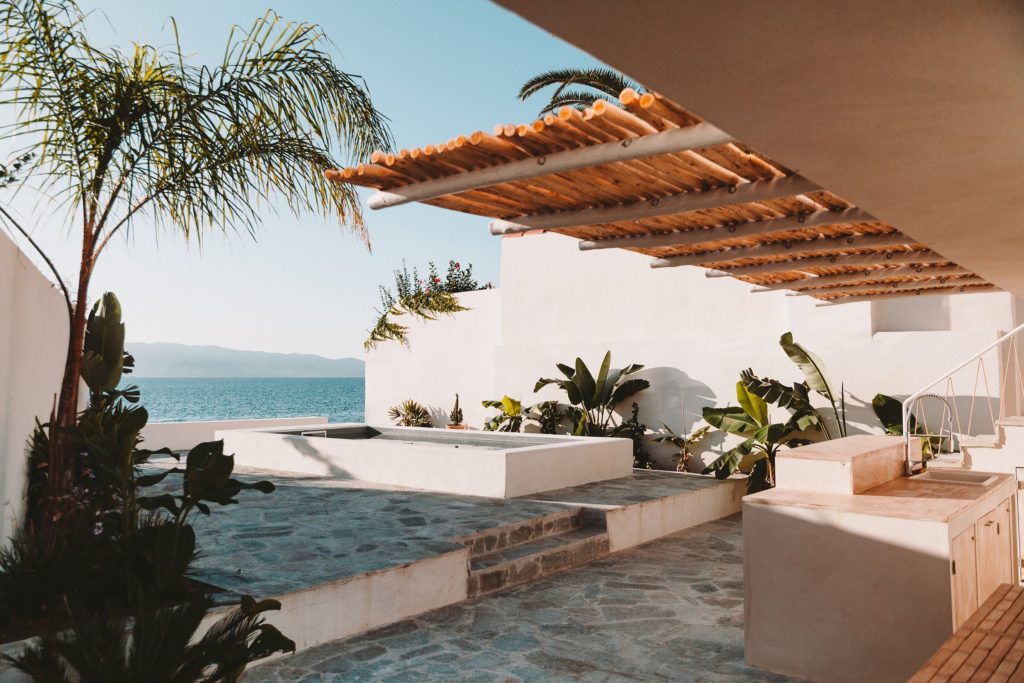 La terrasse donnant sur la piscine.