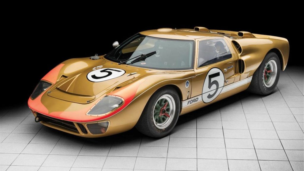 GT40 MK II s'impose aux 24 Heures du Mans, avec un triplé, notamment devant Ferrari.