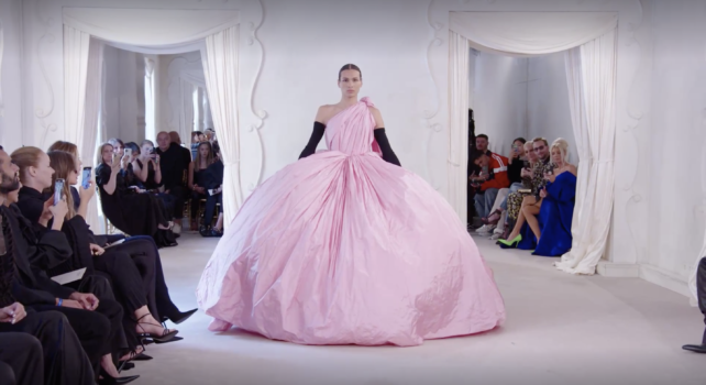 Balenciaga Couture Automne/Hiver 2022 : le culte de la célébrité