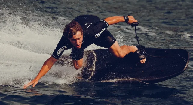 Esurf : Découverte du Surf motorisé à l&rsquo;allure puissante et luxueuse le plus avancé du marché