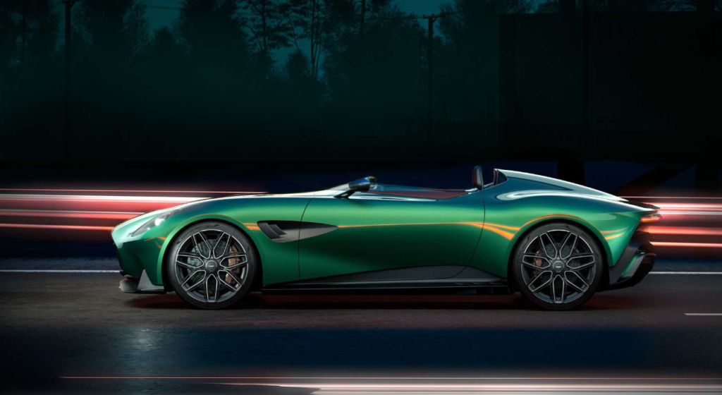 Aston Martin DBR22 vue sur le côté
