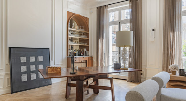 KY Architecture : Découverte d&rsquo;un appartement iconique au coeur de l&rsquo;Avenue Rapp signé Kelly Boukobza