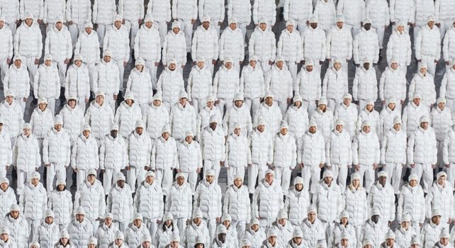 Moncler : Retour sur les 70 ans iconiques de la maison au sein de la Piazza des Duomo à Milan 