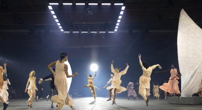 Issey Miyake Printemps/Été 2023 : Hommage, danse et conte de fée