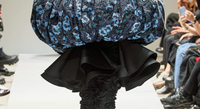 Comme des Garçons Printemps/Été 2023 : Kawakubo le retour ou le culte de l’anti mode. 