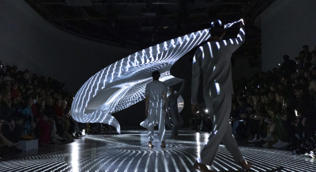 Homme Plissé Issey Miyake Automne/Hiver 2023 : Voyage dansant et enivrant