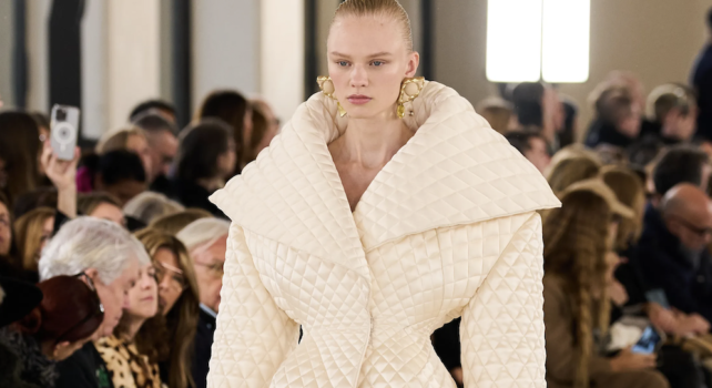 Schiaparelli Haute Couture Printemps 2023 : Inferno et Scandale
