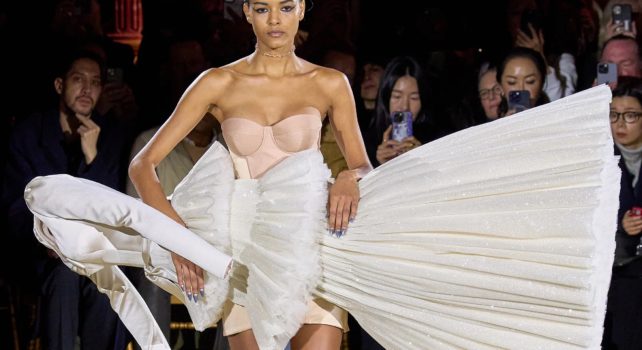 Viktor & Rolf Haute Couture Printemps 2023 : « Late Stage Capitalism Waltz »