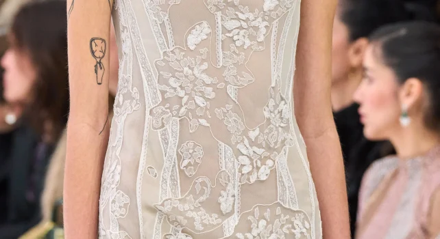 Fendi Haute Couture Printemps 2023 : Pastel, drapé et broderie