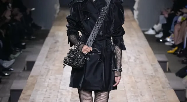 Moschino Automne/Hiver 2023 : La tendance du Punk BCBG