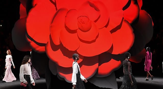 Chanel Automne/Hiver 2023 :  Le camélia, l’éternel code Chanel 