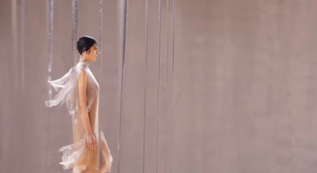 Prada Printemps/Été 2024 : Tailoring contemporain et audacieux