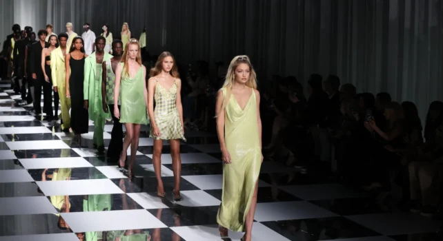 Versace Printemps/Été 2024 : Optimisme & swinging 60s