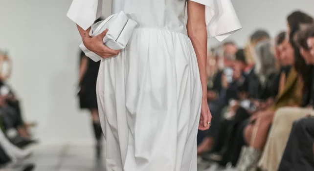 Jil Sander Printemps/Été 2024 : Néo-moderne, la rupture avec le minimalisme 