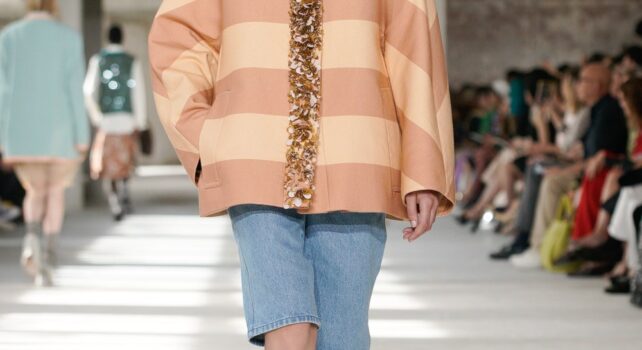 Dries Van Noten Printemps/Été 2024 : Rayures, damiers et imprimés