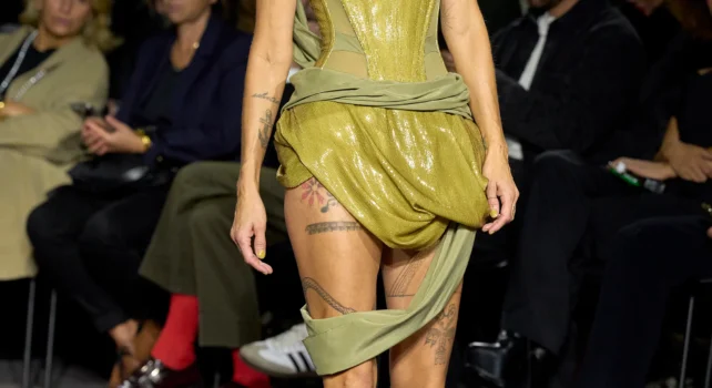 Vivienne Westwood Printemps/Été 2024 : Officewear façon grunge