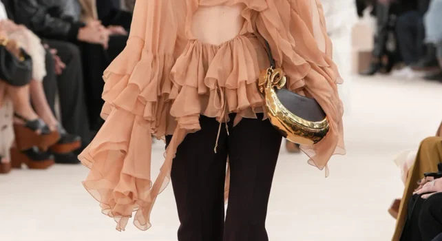 Chloé Automne/Hiver 2024 : La parisienne romantique