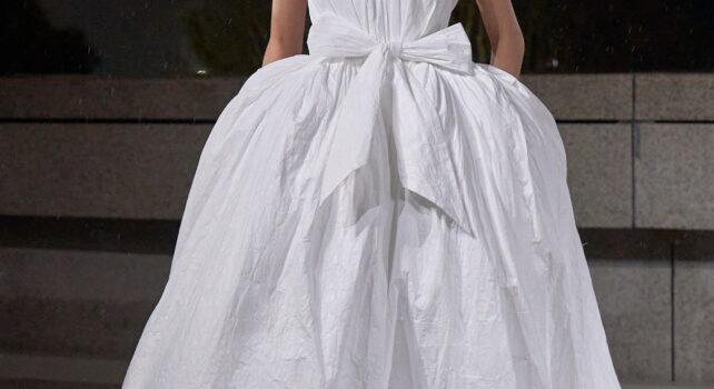 Balenciaga Croisière 2025 : Couture XLL à Shanghai