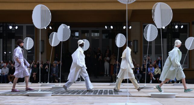 Homme Plissé Issey Miyake « Up Up and Away » Printemps/Été 2025 : Au Gré du Vent