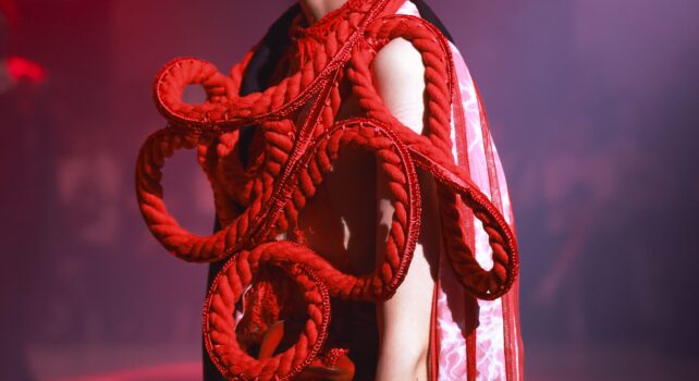 Yuima Nakazato « Unveil » Haute Couture Automne/Hiver 2024 : Rouge & Noir