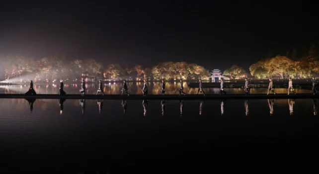 Chanel Métiers d’Art 2024/2025 : Une Nuit Féérique à Hangzhou
