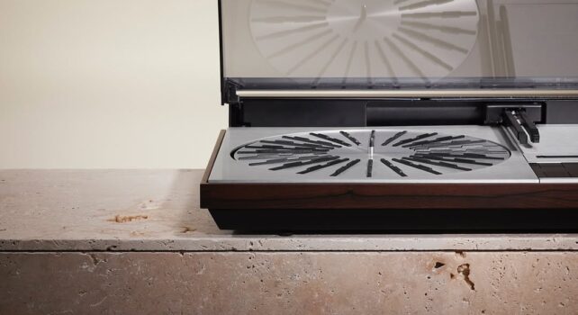 Bang & Olufsen x Saint-Laurent Beogram 4000 Series : Une platine vinyle au style acoustique exclusif