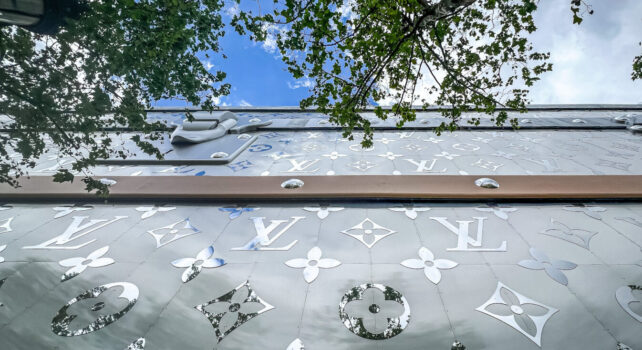 Louis Vuitton : La malle géante sur les Champs-Élysées fait débat au tribunal