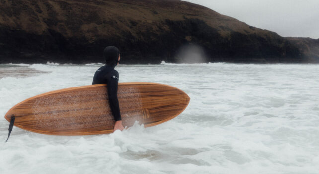 Bentley : Artisanat, luxe et engagement solidaire, une planche de surf exclusive