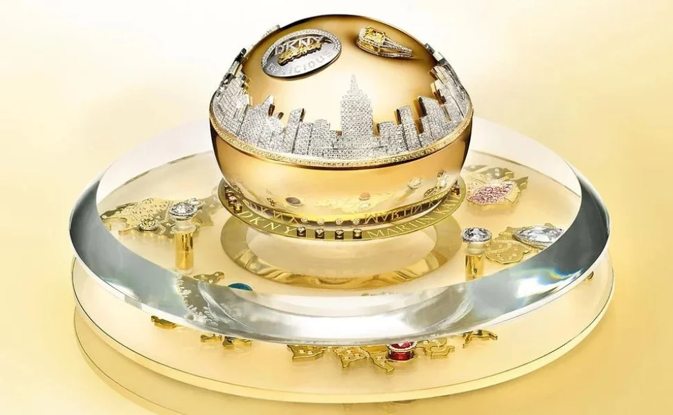parfums les plus chers du monde : DKNY Golden Delicious Million Dollar Fragrance Bottle en or 14 carats et 2 909 pierres précieuses par Martin Katz