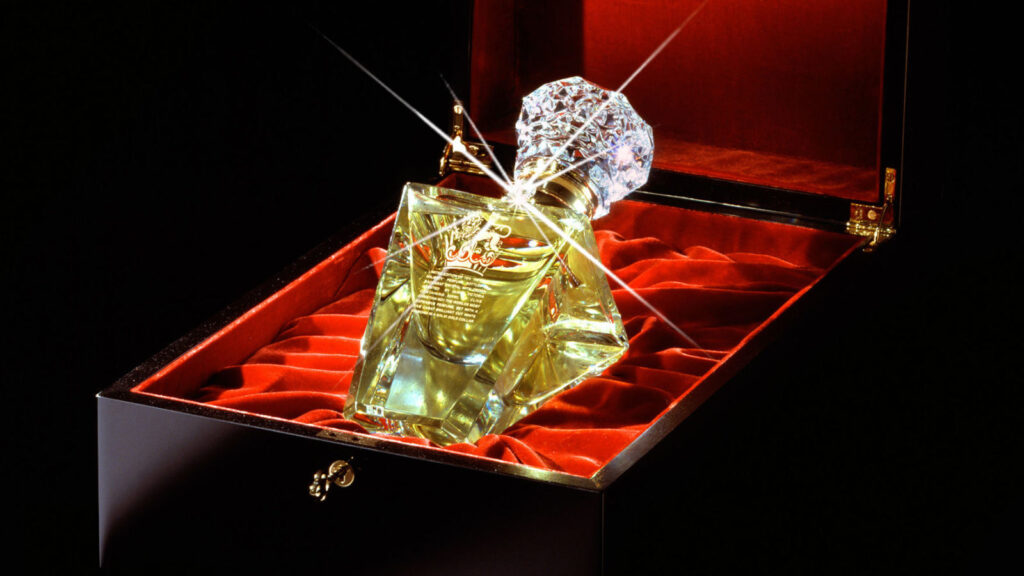 parfums les plus chers du monde : Clive Christian No.1 Imperial Majesty, flacon Baccarat au col en or 18 carats et diamant de 5 carats