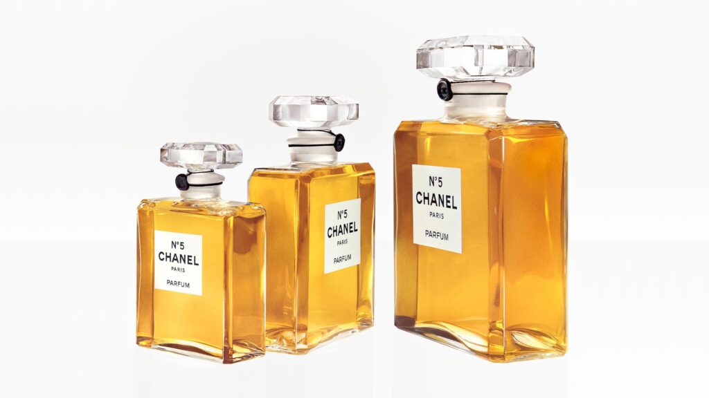 parfums les plus chers du monde : Chanel N°5 Grand Extrait, flacon monumental de 900 ml taillé à la main comme un diamant