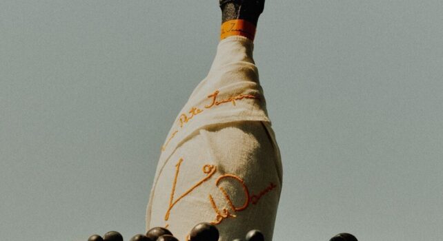 La Grande Dame de Veuve Clicquot par Jacquemus : L’éclat d’un dialogue solaire