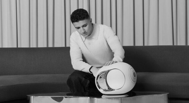 Isack Hadjar ambassadeur Devialet : le spécialiste du son mise le pilote français pour incarner sa nouvelle ambition luxe