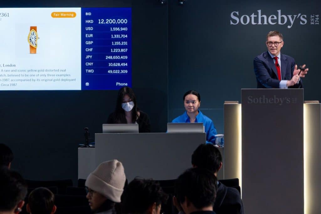 Une Cartier London Crash 1987 — l'une des trois seules connues — pulvérise le record mondial de la montre Cartier la plus chère aux enchères : 2 millions de dollars chez Sotheby's Hong Kong.