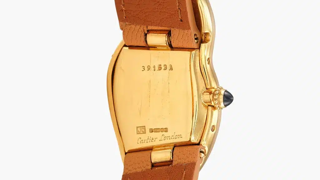 Une Cartier London Crash 1987 — l'une des trois seules connues — pulvérise le record mondial de la montre Cartier la plus chère aux enchères : 2 millions de dollars chez Sotheby's Hong Kong.