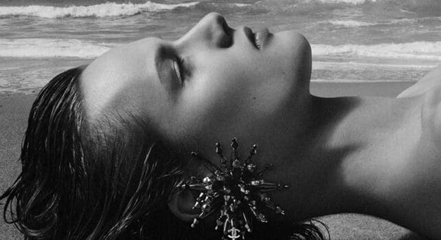 Chanel Croisière 2026-2027 : Sous le salon la plage, Matthieu Blazy signe un chef-d&rsquo;œuvre à Biarritz