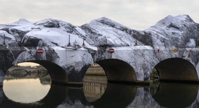 JR, La Caverne du Pont Neuf : Paris transfigurée, l’air comme matériau et les coutures visibles