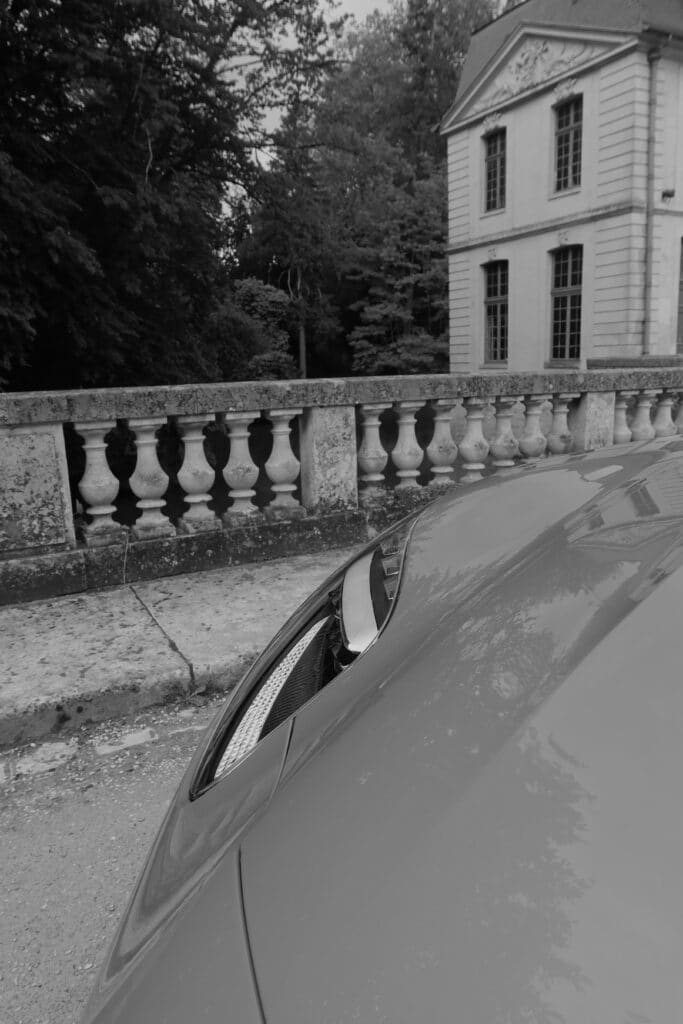 Aston Martin DB12 Volante V8 extérieur