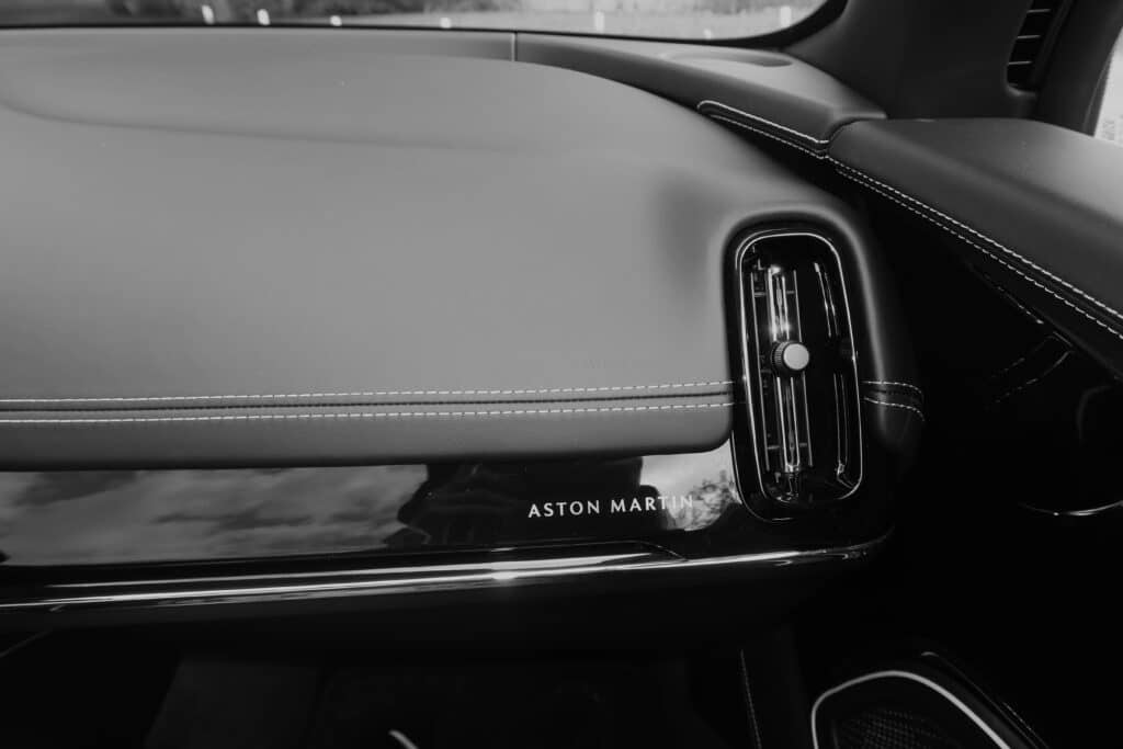 Aston Martin DB12 Volante V8