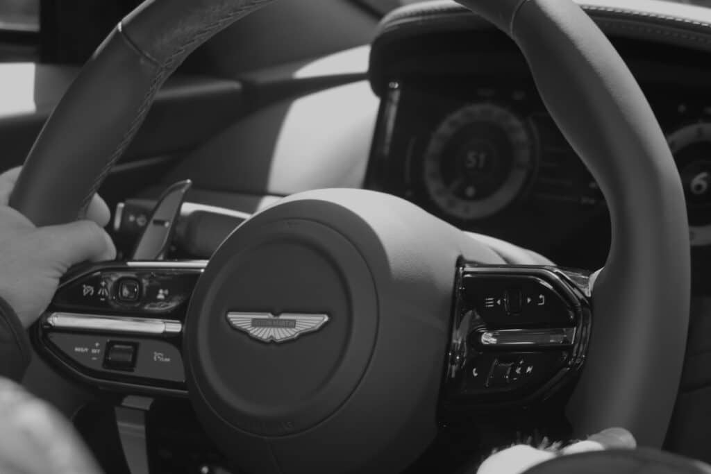 Aston Martin DB12 Volante V8
