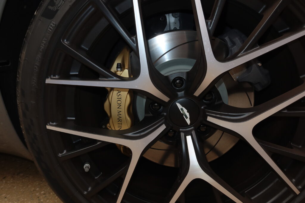 Jantes de l'Aston Martin DB12 Volante V8